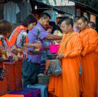 สะพานมอญ ใส่บาตรเช้า ชมเสน่ห์วิถีชีวิตชาวมอญ