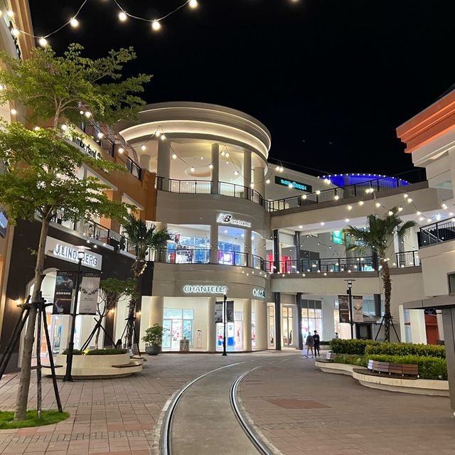 高雄好玩好逛Outlet ｜ SKM PARK ｜越夜越美麗的國外感