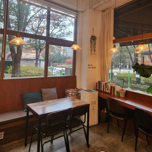 韓国/ソウル アパート内に位置する自然豊かなカフェ 