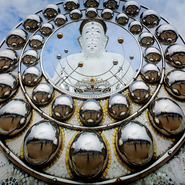 Be in Awe of Wat Prathat Phasornkaew