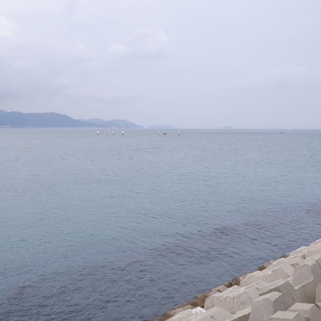 澄澈海水輕拍銀灘