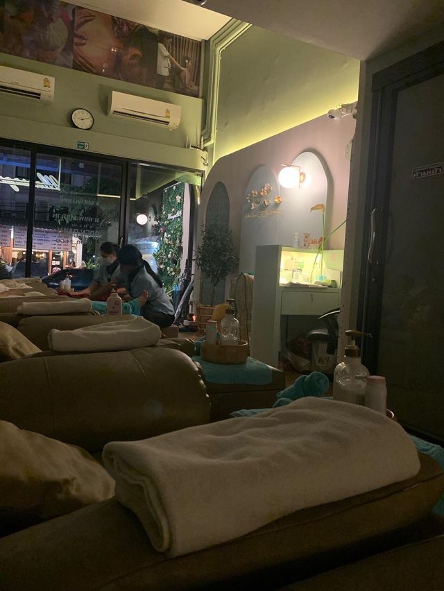 📍曼谷 Asok 平靚正按摩。Massage@Le。