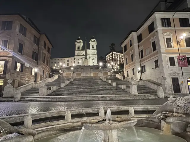 Fall - night out at Fontana di Trevi 🇮🇹 