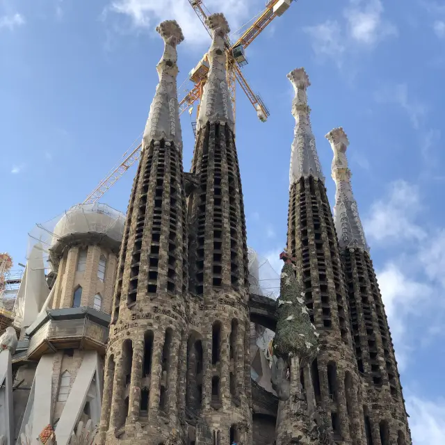 Bar-Cel-Ona! ⛪️🏗