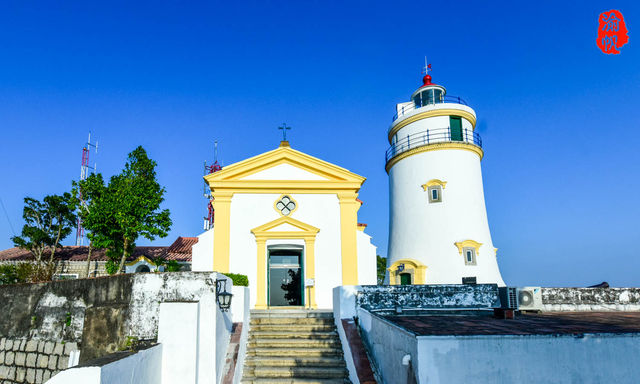 Climb the highest peak in Macau and enjoy the Londoner's light show.