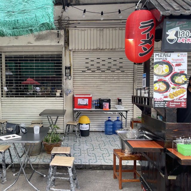Street food ต้องจัด ราเมนราคาหลักสิบ พิกัดเจพี 🍜