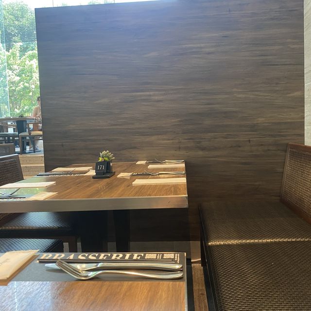《台北》人超多的晶華酒店-栢麗廳 Brasserie