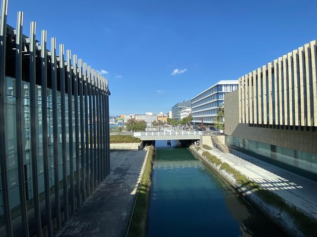  「長崎水辺の森公園」に隣接する『長崎県美術館』