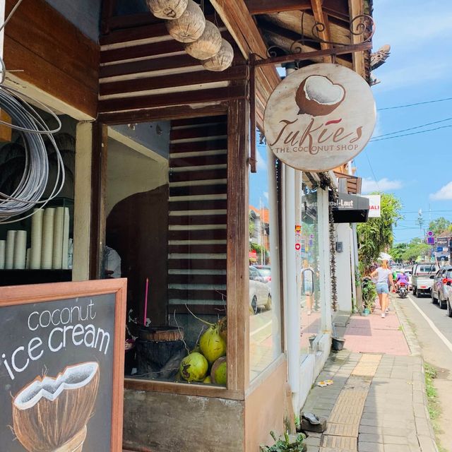 【バリ】目でも楽しめる “Tukies Coconut Shop”