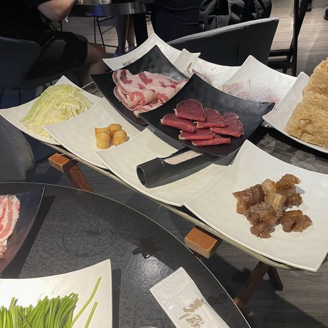 台北信義區麻辣火鍋吃到飽🍲好吃、多樣、豐富、美味！