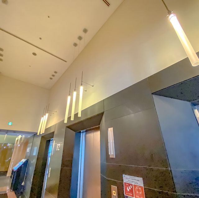 アイコニック東京汐留・夜のエレベーターホール