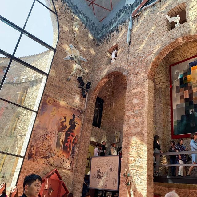 ชมผลงานศิลปะของ Dali ที่เมือง Figueres