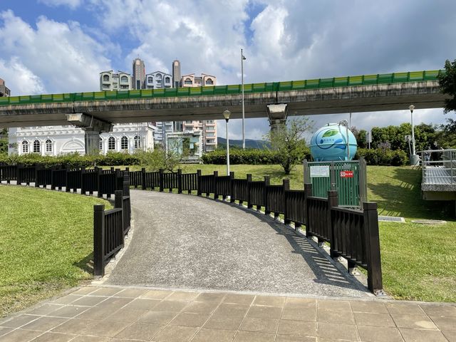 最棒的捷運公園可以直接欣賞捷運