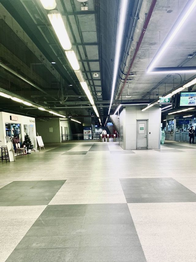 อิสระภาพ รถไฟฟ้า Mrt นักท่องเที่ยวแน่นมาก | กทม.