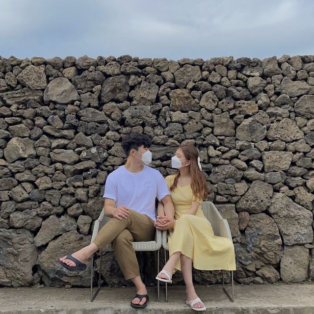 제주 바다와 돌담이 어우러지는 카페🍊