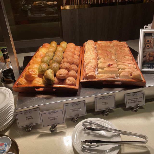 飽覽360度維港景的自助山🧁🍕🌮🫕🥘