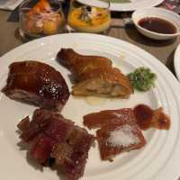 飽覽360度維港景的自助山🧁🍕🌮🫕🥘