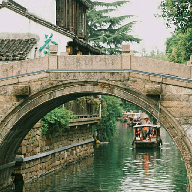 虎丘游记 春水碧于天，画船听雨眠

