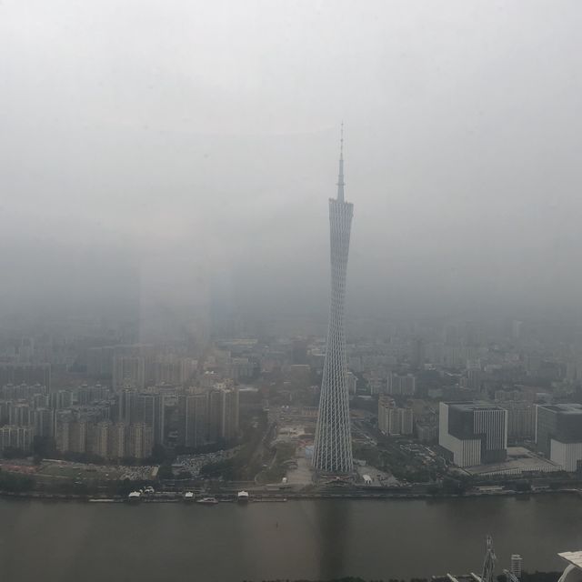 看到廣州地標小蠻腰. 100層的廣州瑰麗酒店