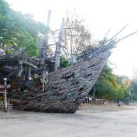 บาร์เรือไม้ ริมหาด
