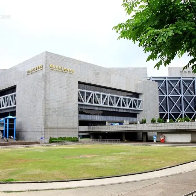 高雄科工館，以推廣社會科技教育為其主要功能，發展出各種設施提供民眾使用及學習、玩樂。