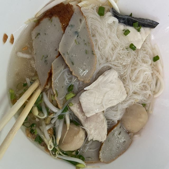 ก๋วยเตี๋ยวปลาเจ๊ศรี ร้านดังยืนหนึ่งในแสมสาร