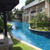 รร.สวยหรู อาหารเช้าอร่อย สระว่ายน้ำล้อมรอบห้องพัก