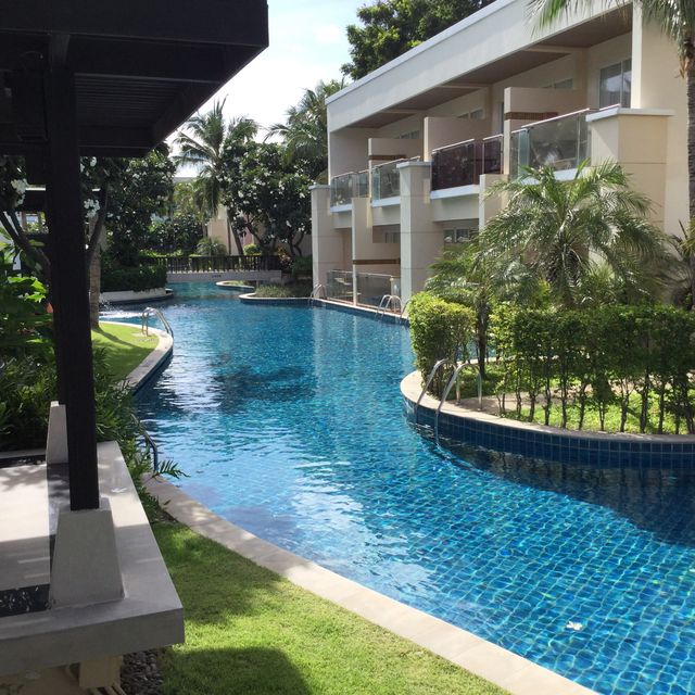 รร.สวยหรู อาหารเช้าอร่อย สระว่ายน้ำล้อมรอบห้องพัก