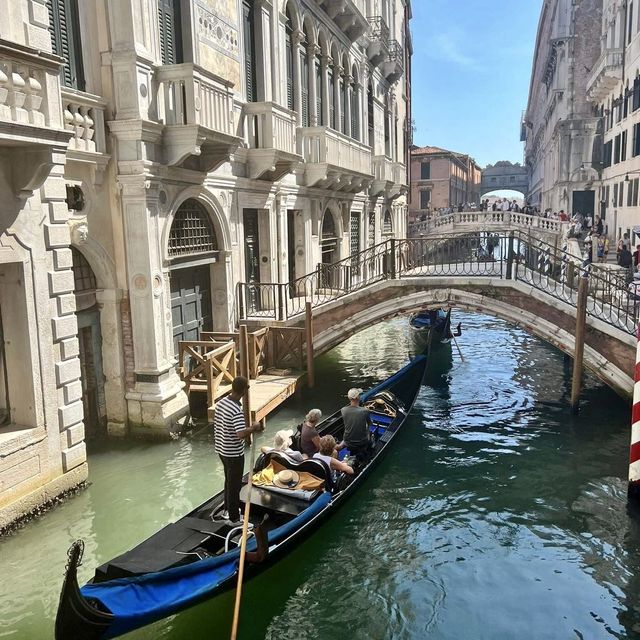 นั่งเรือกอนโดล่า (Gondola)