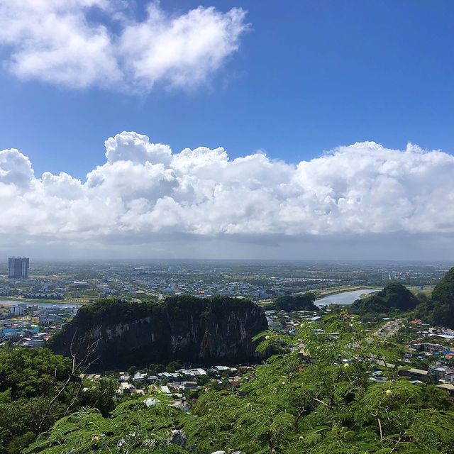 hikes with stunning view and caves to explore