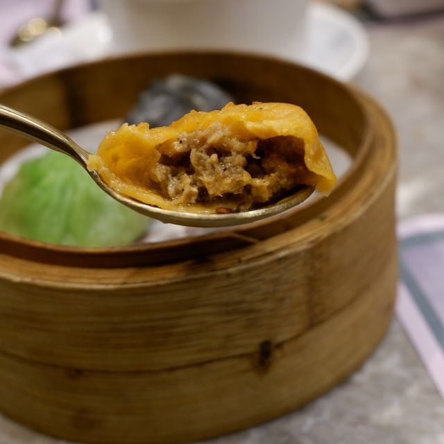 貼地價龍蝦荷葉飯和點心 
