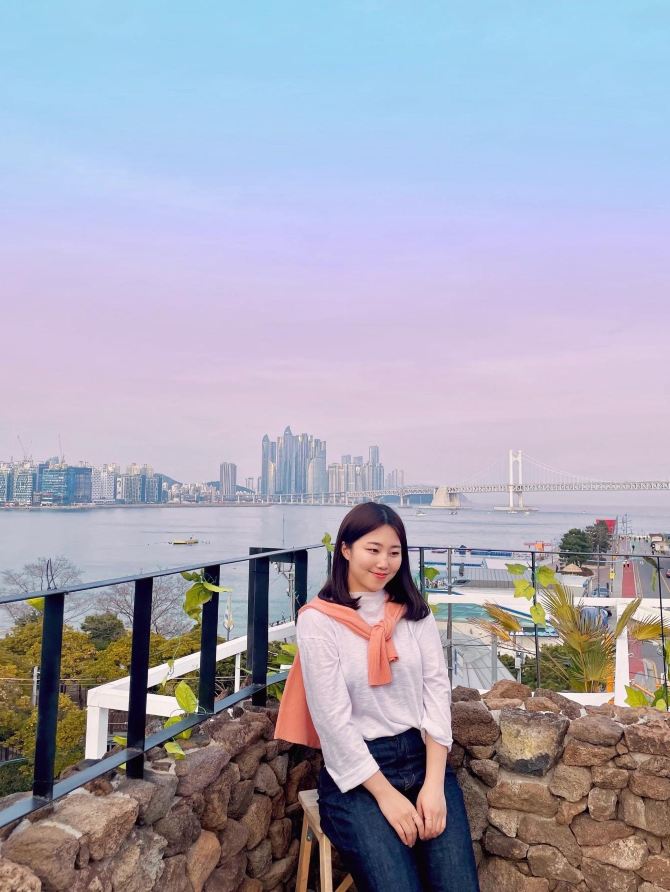 광안리를 한눈에 볼 수 있는 ‘아일드블루’ 카페 | 트립닷컴 부산 트래블로그
