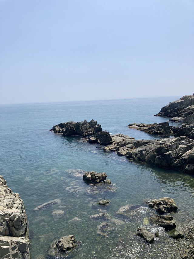 부산 바다 위의 절