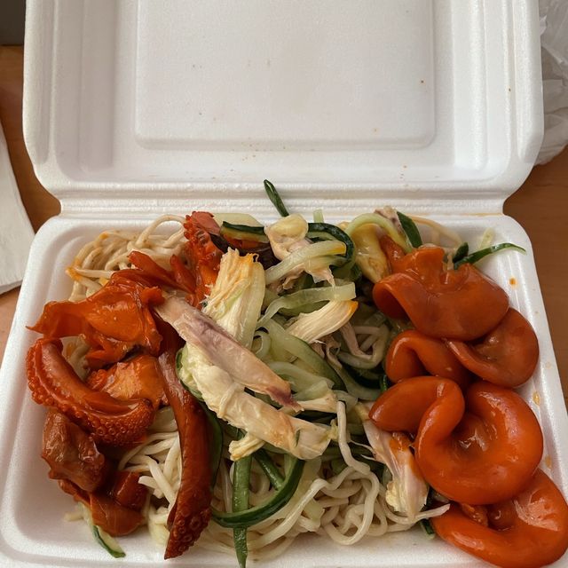 胡麻醬撈手撕雞麵味道出色