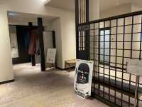 『ホテル京阪 京都八条口』共有スペースとフロント周辺