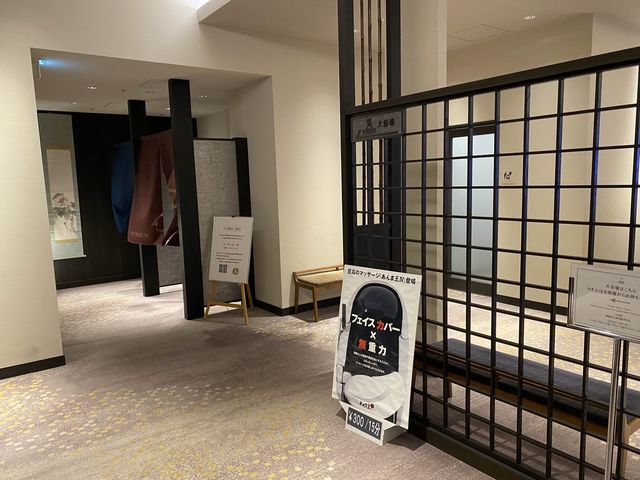 『ホテル京阪 京都八条口』共有スペースとフロント周辺