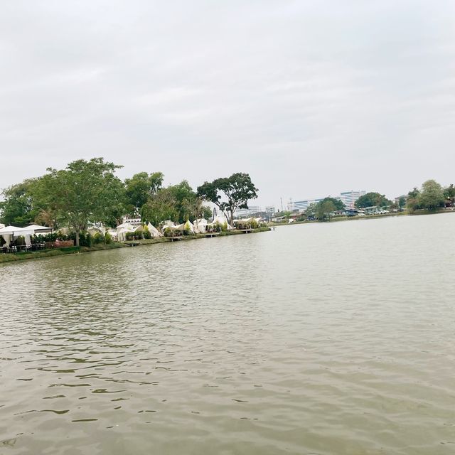 ริมลากูน คาเฟ่ แอนด์ เรสเตอรองต์  คาเฟ่และร้านอาหา