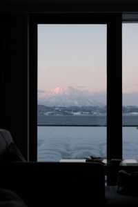 Hokkaido Lake Toya Onsen Hotel ♨️ Naonofu, a hot spring hotel overlooking snow-capped mountains and lakes.