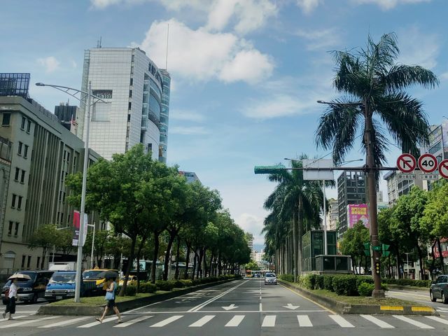เดินเที่ยวย่าน Ximen and The Red House 