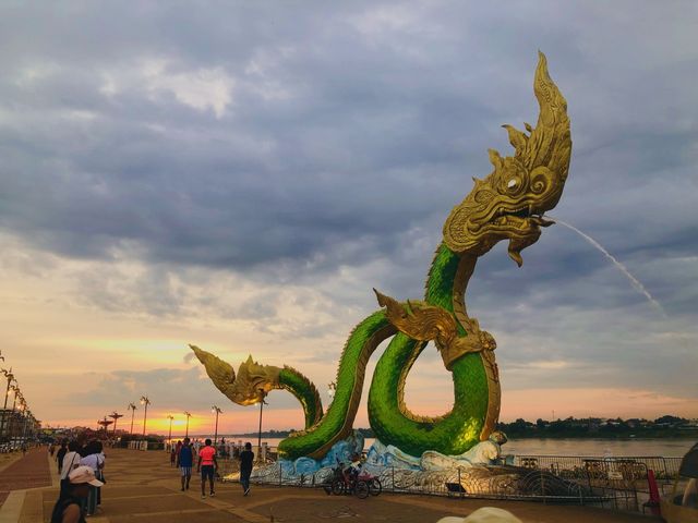ลานพญานาคคู่ หนองคาย