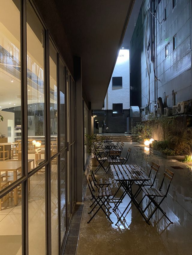 커피가 맛있는 성수동 통유리 카페 ‘오우드’