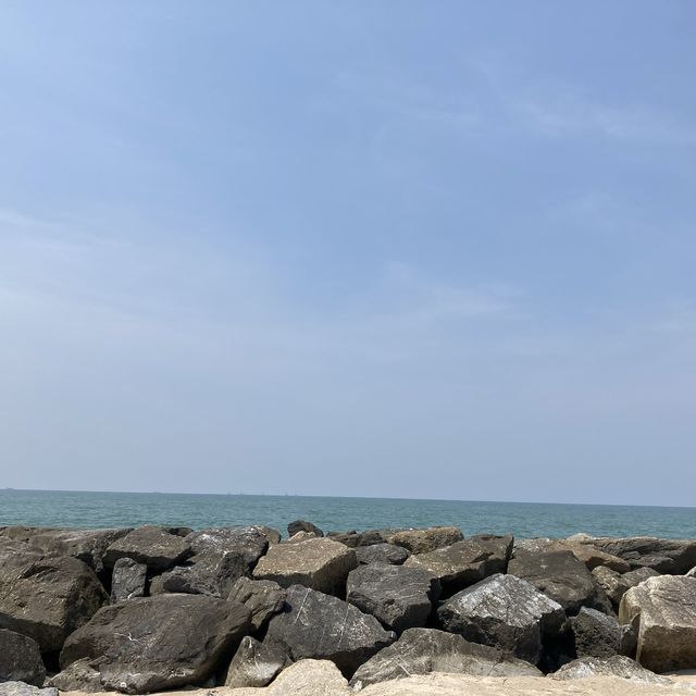 เอาความทุกข์ไปปล่อย ที่”หาดแสงจันทร์”