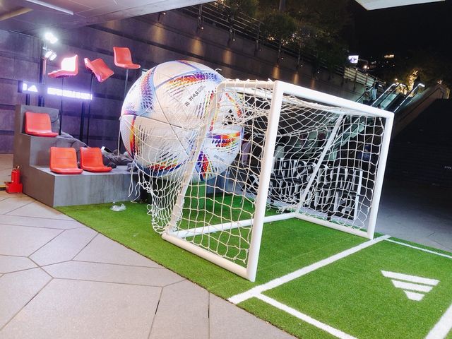 捷運🚇台北101站購物中心出口的裝置藝術🎨⚽️世界盃要開打囉❗️