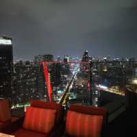 鮮紅色的Rooftop Bar內觀看廣闊夜景