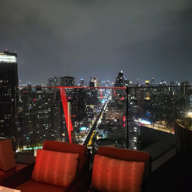 鮮紅色的Rooftop Bar內觀看廣闊夜景