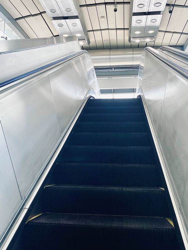 อิสระภาพ รถไฟฟ้า Mrt นักท่องเที่ยวแน่นมาก | กทม.
