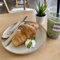 มินิมอล คาเฟ่ สีขาว ใจกลางเมืองอ่างทอง
