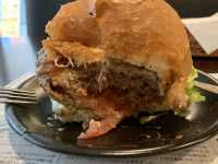 沖縄　石垣島ダグズ・バーガーのプレミアム多良間牛バーガーに大満足❗️