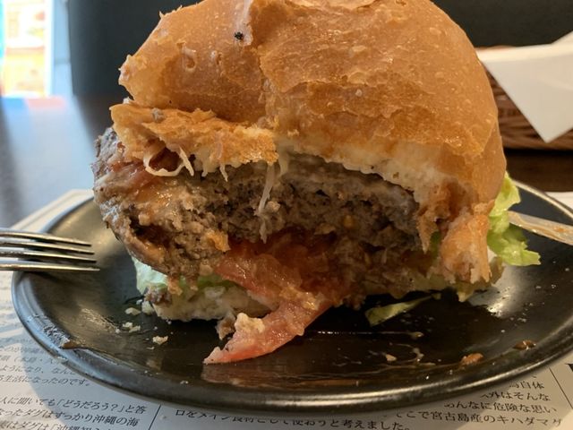 沖縄　石垣島ダグズ・バーガーのプレミアム多良間牛バーガーに大満足❗️
