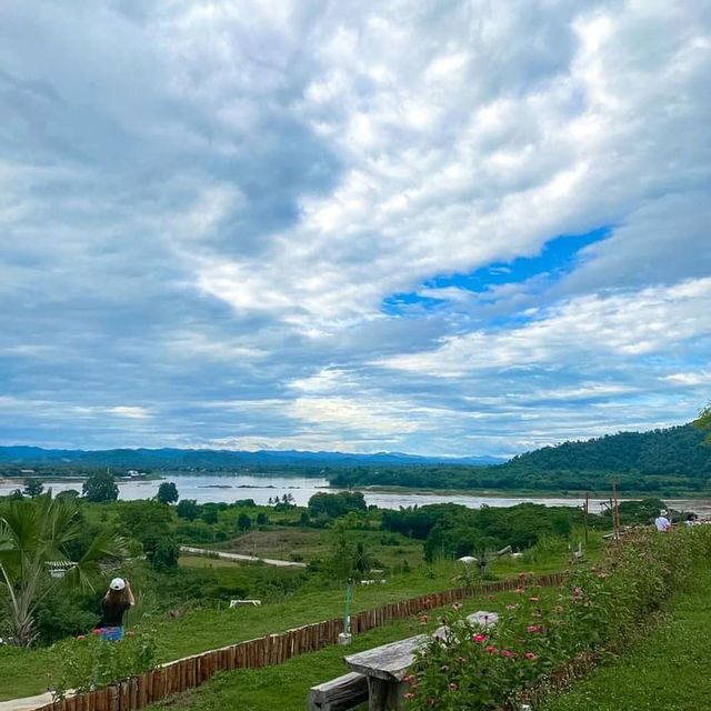 รีสอร์ทบนภูเขาริมฝั่งแม่น้ำโขง ⛰